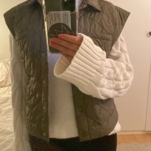 Quiltad grön väst - så snygg men knappt använt , pris kan diskuteras
