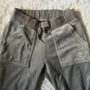 Gröna mjukisbyxor Juicy Couture XXS - Gröna mjukisbyxor från Juicy Couture, perfekt färg nu till hösten 😮‍💨saknar en liten detalj i snörningen, se bild! 