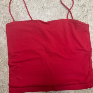 Rött linne  - Snygg röd linne-topp från Gina tricot i storlek S