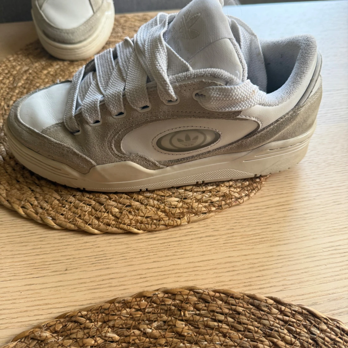 Vita Adidas originals sneakers i mocka och skinn - 1