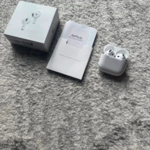  AirPods (4 Generation) - Säljer ett par AirPods (4 Gen) i mycket fint skick. Komplett med kartong, laddningsetui och manual. Trådlös anslutning, enkel parkoppling med Apple-android och alla andra enheter. Inga  repor eller skador, fungerar utmärkt.OBS : 1:1