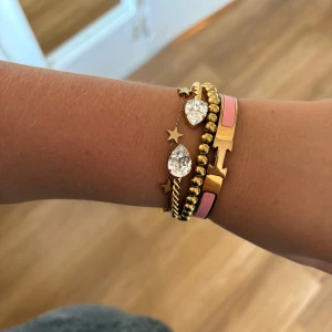 Rosa armband  - Säljer detta fina rosa guldiga armband, Knappt använt så som ny i skicket. Stainless steel så armbandet tappar ingen färg, skriv vid frågor🩷