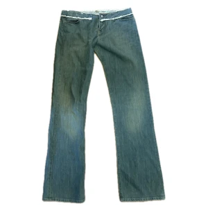 Y2K lågmidjade jeans 🌺 - Midjemått 43cm  Innebenslängd 87cm Snygga lågmidjade jeans köpta på Etsy. Passar större storlekar. Kontakta mig vid frågor☺️