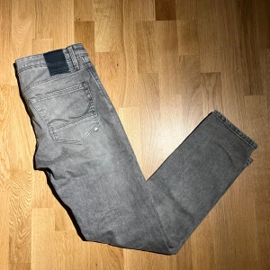 Grå jeansbyxor i slim fit - Ett par nästan oanvända slim fit jeans från jack&jones i en riktigt snygg färg. | storlek 31/32 |  Vid frågor är det bara att höra av sig😊