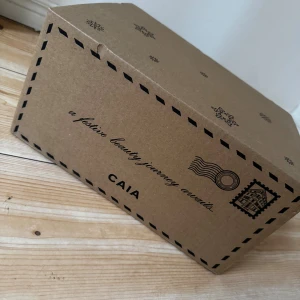 CAIA Limited Edition Adventskalender - Exklusiv adventskalender från CAIA i limited edition med lyxig brun sminkväska i läderlook. Perfekt för dig som älskar smink och vill upptäcka nya produkter från CAIA. Kalendern kommer i en snygg presentbox med svart rosett. Ej öppnad, pris kan diskuteras. 