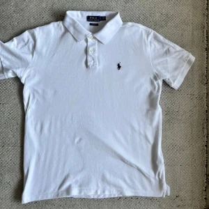 Ralph Lauren pike - Jag säljer min helt nya Ralph Lauren piké. Den är endast testad och saknar tyvärr prislapp då någon var för snabb att ta av den… Storlek L och sitter slim fit så passar även M.  - Pris kan diskuteras