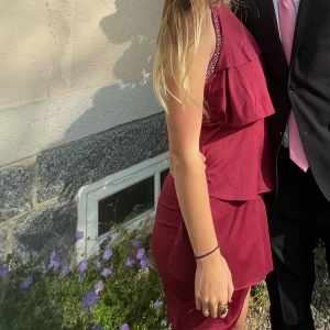 Vinröd klänning - Jättefin klänning som sitter tight och har öppen rygg med snygga silver detaljer vid halsen. Skriv vid funderingar🙏😊