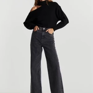 Svarta wide jeans från Gina Tricot 34 - Grå vida jeans från Gina Tricot i storlek 34. Något croppade i modellen. I mycket gott skick. Modellen heter ”Idun Wide jeans” och nypris är 599 :-