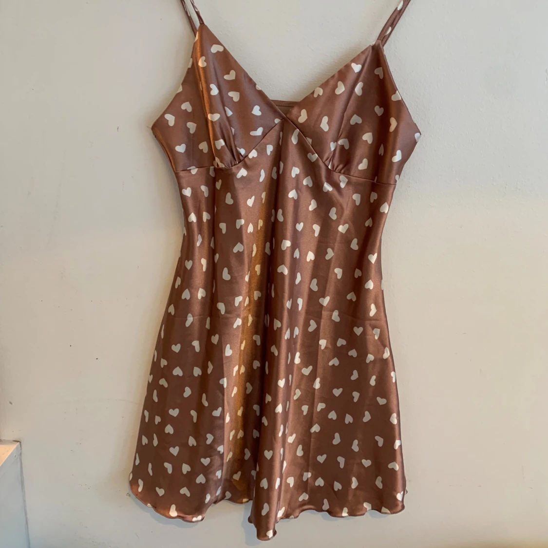 Ljus brun hjärtklänning med smala axelband