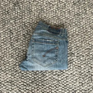 Dondup George Jeans  - Säljer ett par sköna Dondups i modellen George, storlek 33 med en snygg slitning på högra knä (se bild), skriv vid fler frågor eller funderingar