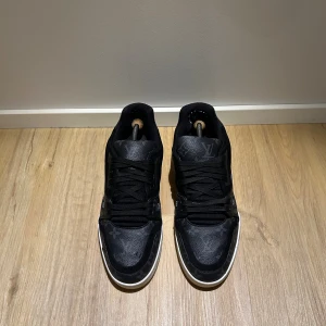 Louis Vuitton Trainer sneakers - Säljer ett par riktigt snygga Louis Vuitton Trainers (8 1/2) som är i fint använt skick.  Skorna är i storlek 42,5 (8 1/2) fast jag har storlek 44 och dem passar mig utmärkt, så dem är stora i storlek. Skorna har endast små defekter på utsidan och men ser väldigt bra ut. På insidan vid hälarna så har tyget släppt lite men det är inget som syns. Kartong medföljer men har inte den just nu då den är hos morsan. Hör bara av er om ni vill ha mer info eller mer bilder!