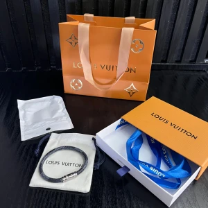 Lv armband  - Sprillans nytt armband! Riktig go investering! Finns endast i storlek 19✔️Allt på bilden medföljs vid köp✔️Vid minsta fundering kontakta oss✔️