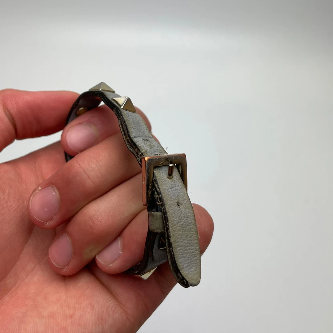 Grått armband med nitar - 3