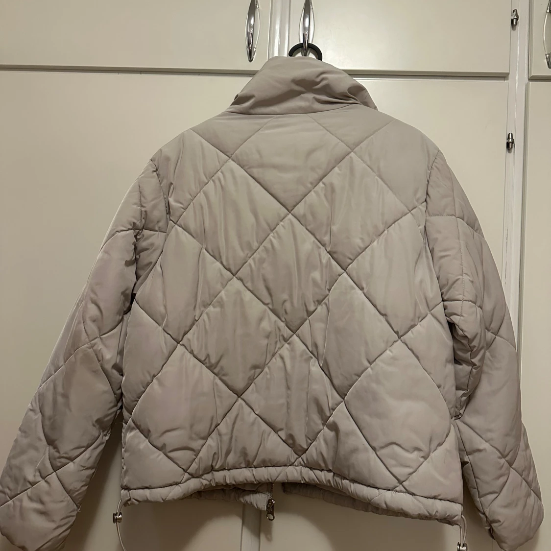 Beige quiltad pufferjacka från H&M - 1