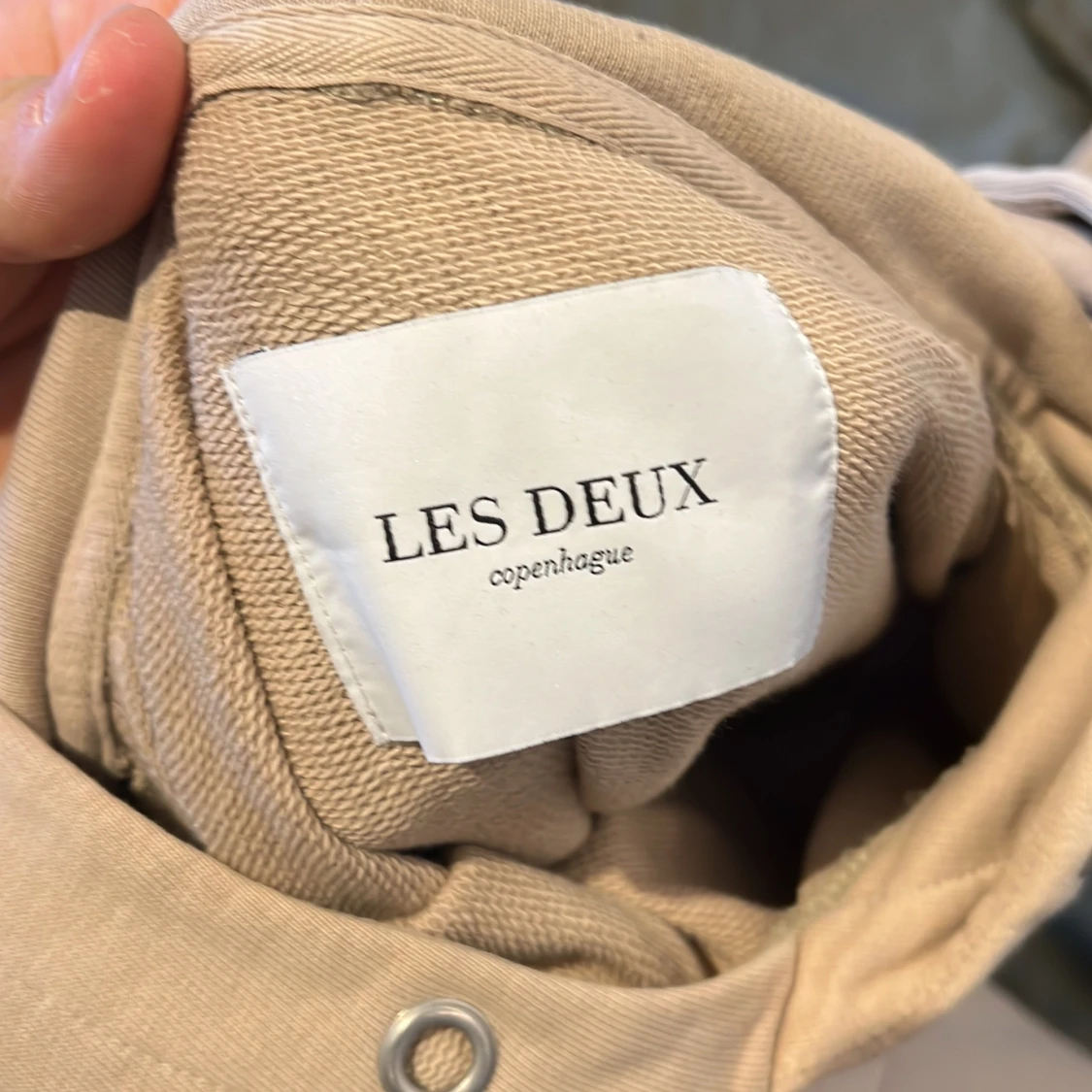 Beige hoodie från Les Deux med tryck - 2
