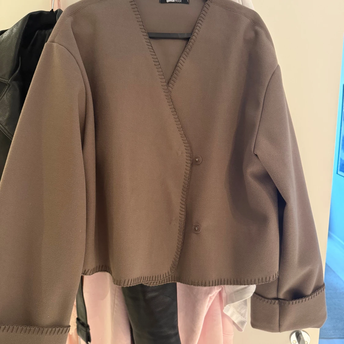 Brun omlott cardigan jacka från Bik Bok