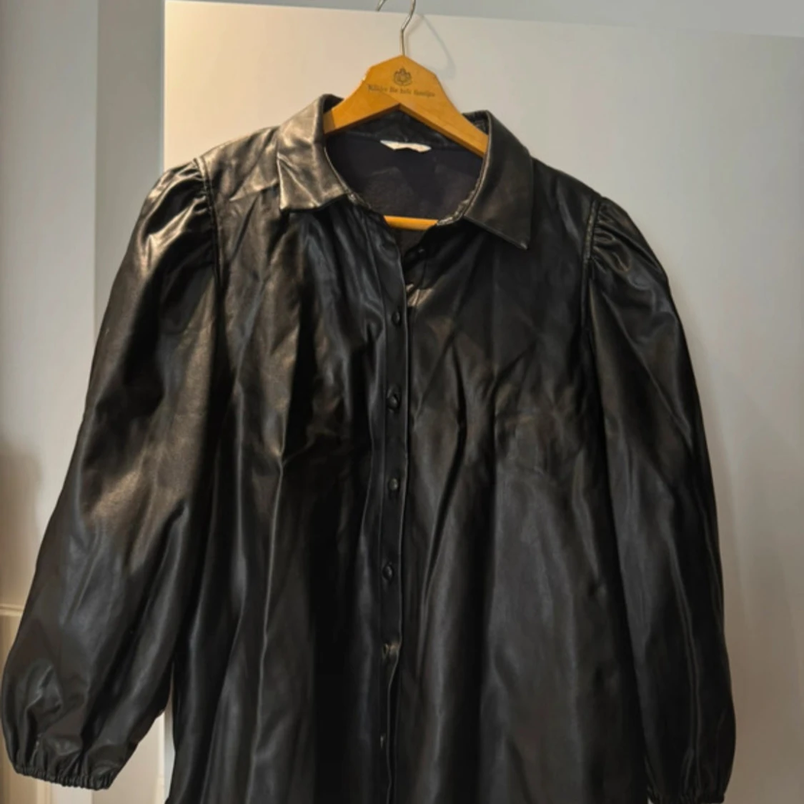 Svart skjorta i skinnimitation från ONLY - 1