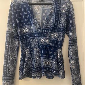 Ginatricot tröja med paisley mönster, storlek S. - Ginatricot tröja med paisley mönster, storlek S. Vit och blå paisley mönster. Aldrig använd, ny.