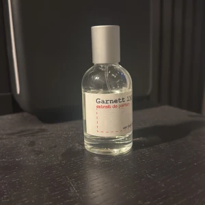 Garnett 13.0 Extrait de Parfum - Trendig och stilren parfym med minimalistisk design. Märkt som 'extrait de parfum' för extra intensitet. Perfekt för dig som vill sticka ut med något unikt. Volym och ingredienser framgår ej på flaskan. Doftar som PDM Greenley!