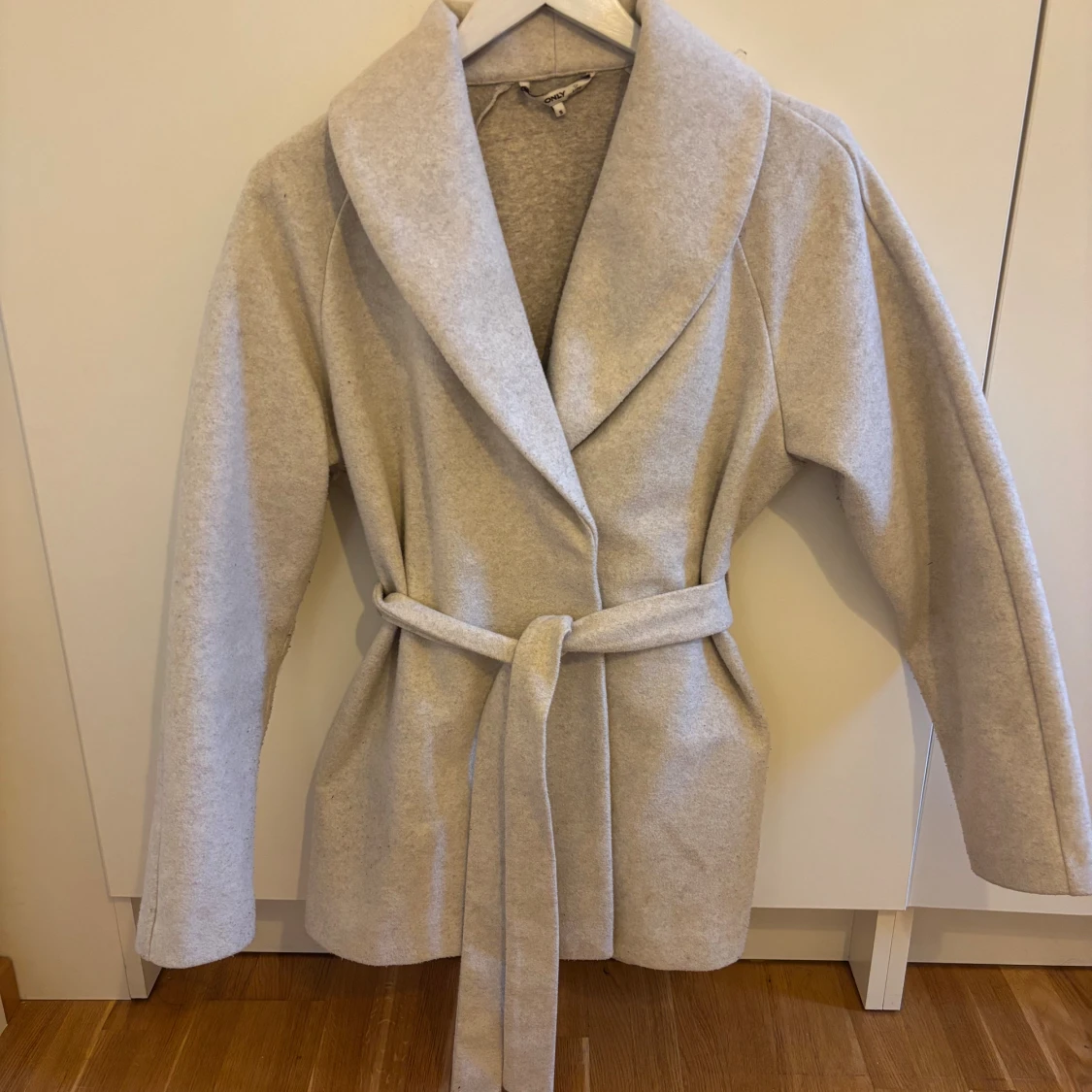 Beige kappa med bälte från ONLY