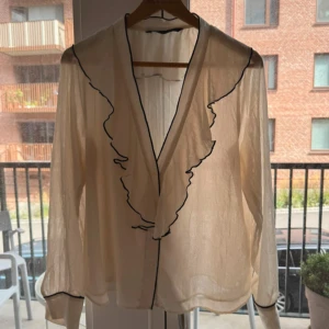 Blus från Zara - Vit/beige blus med svarta detaljer från Zara i storlek M🖤 Helt ny, endast testad.