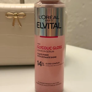 L'Oréal Elvital Glycolic Gloss Serum - L'Oréal Elvital Glycolic Gloss Leave-In Serum i en rosa flaska med silverdetaljer. Serumet ger glans och är berikat med glykolsyra för att tämja frissigt och matt hår. Perfekt för dig som vill ha extra glans och mjukhet. Lite mer än halva kvar!