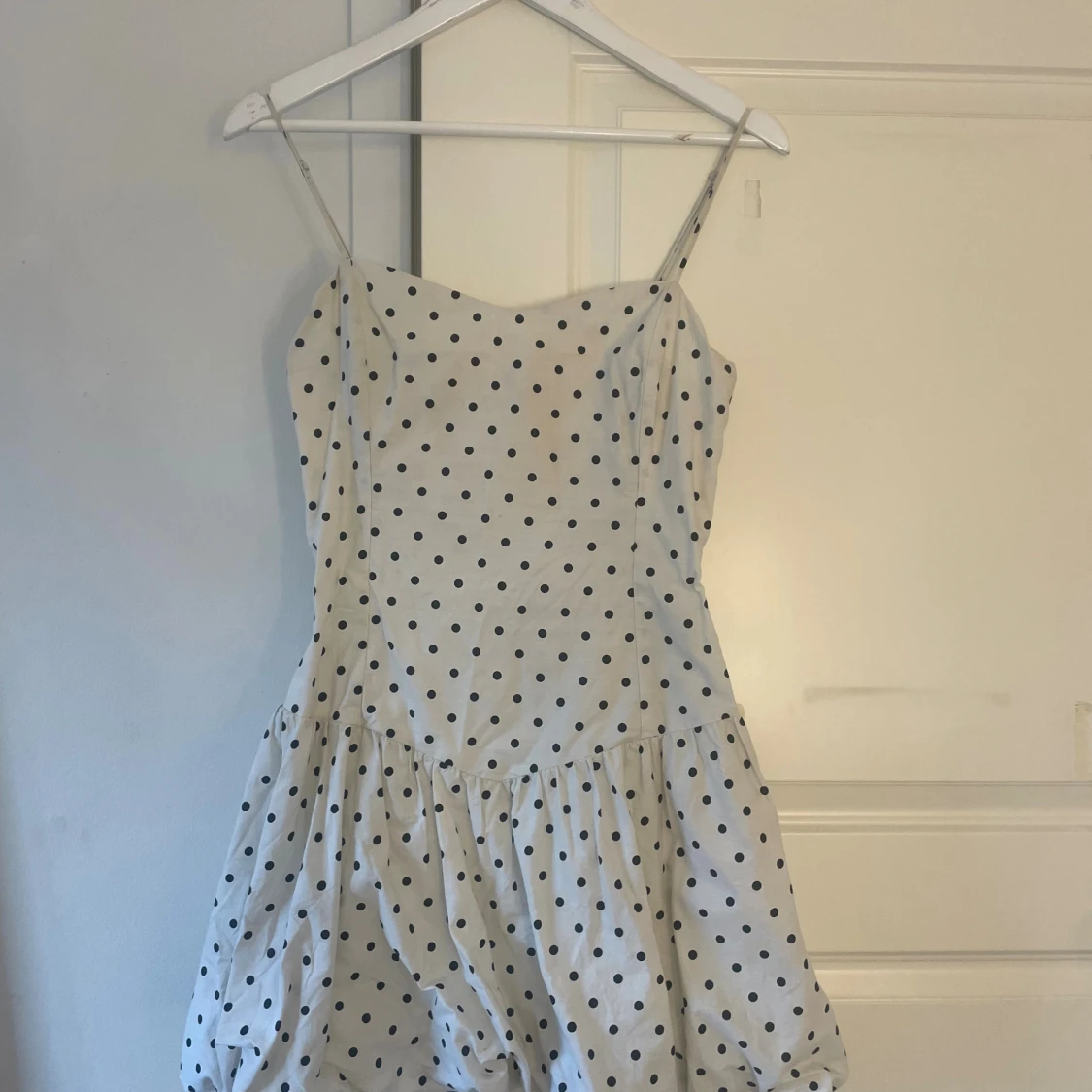 Vit prickig kort klänning Bershka