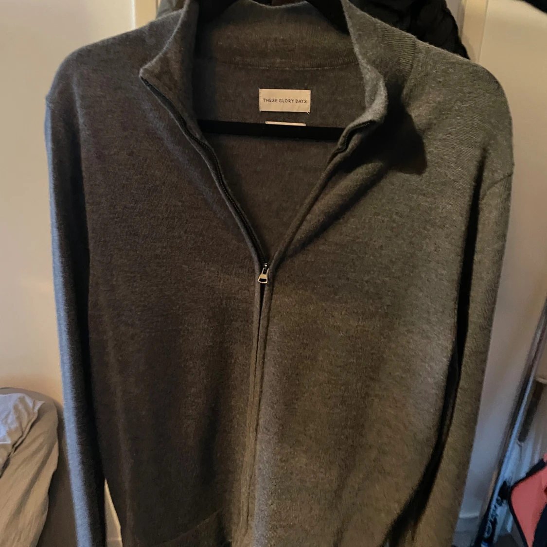 Grå merinoullskofta från These Glory Days