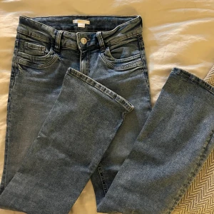 Lågmidjade bootcut jeans  - Säljer dessa jättefina blå Lågmidjade bootcut jeansen från Ginayoung, storlek 170 (passar Xs/S) köpta i somras så knappt använda! Nypris 359kr 💞