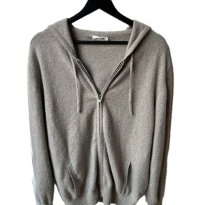 Soft Goat hoodie - Skön soft goat hoodie som typ bara legat i garderoben då den ej varit min smak, städerskan råkade dock ryka ner den från en krog så ena hörnet på själva labeln har lossnat. (Inget som syns såklart men kan va bra att säga) Annars är den i fint fint skick
