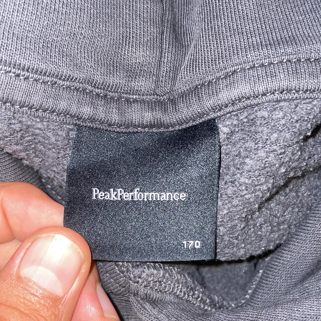 Grå hoodie från Peak Performance - 2