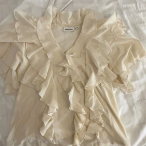 Beige volangblus från Kappahl - Jätte fin blus från Kappahl! Endast använd ett fåtal gånger då nästan helt nytt skick💓