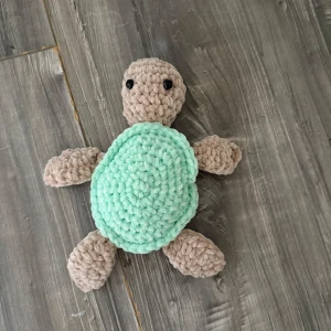 Virkad sköldpadda  - Handvirkad sköldpadda i chernillegarn. Perfekt som present eller dekoration. Grön/beige