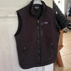 Patagonia fleece väst  -  Snygg och riktig skön fleece väst från Patagonia! Perfekt nu inför höst/vinter. Storlek M, jag är 180 67kg sitter bra. Riktigt bra skick, 999kr fast pris!!! Hör av er vid frågor, mvh