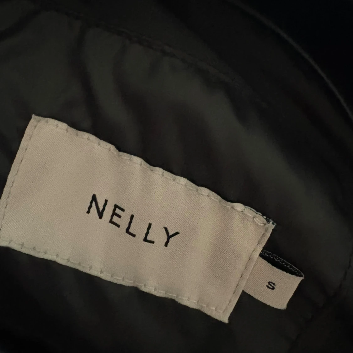 Svart pufferjacka från Nelly med huva - 1