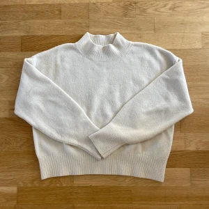 Stickad polotröja - Stickad polotröja från & Other Stories i strl M och begagnat skick. Tyget har blivit noppigt och tröjan har små fläckar på bröstet 💌