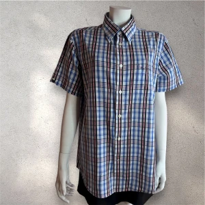 Ben Sherman rutig skjorta  - Kortärmad skjorta från Ben Sherman i blått, vitt och rött rutigt mönster. Skjortan har klassisk krage, knäppning framtill och en bröstficka med broderad logga. Tillverkad i 100% bomull, perfekt för en avslappnad och stilren look.#bensherman