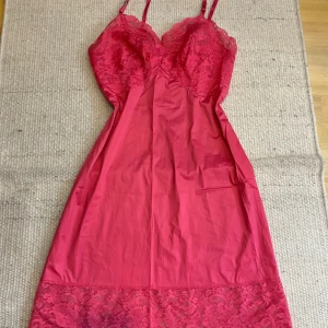 Mysig rosa nattklänning - Length: 82cm Waist: 36 x2