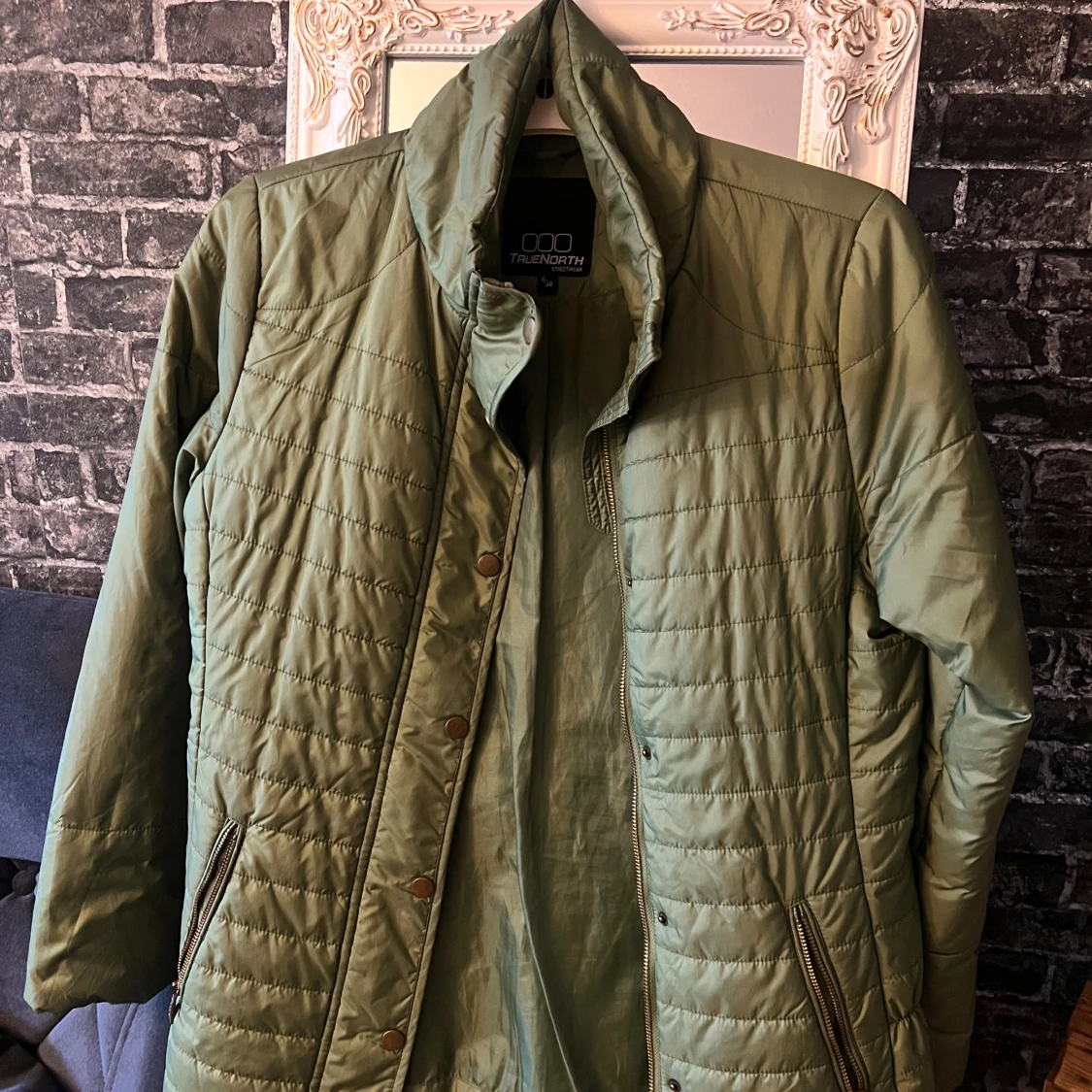 Olivgrön quiltad jacka från Truenorth