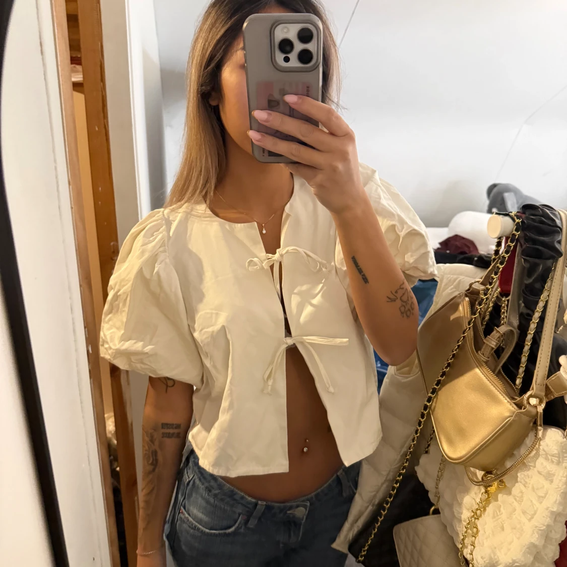 Vit blus med puffärm och knyt - 1