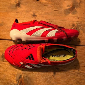 Adidas Predator Elit AG storlek 40 - Säljer fotbollsskor Adidas Predator Elit anpassade för konstgräs. Endast använda ca5-8ggr då dom inte funkade så bra med sonens fötter. Innersulan endast använd vid 1 tillfälle. Mycket fint skick med andra ord dock blivit lite missfärgade av det svarta gummit på konstgräsplanen. Perfekt om du behöver nya skor men till ett bättre pris.