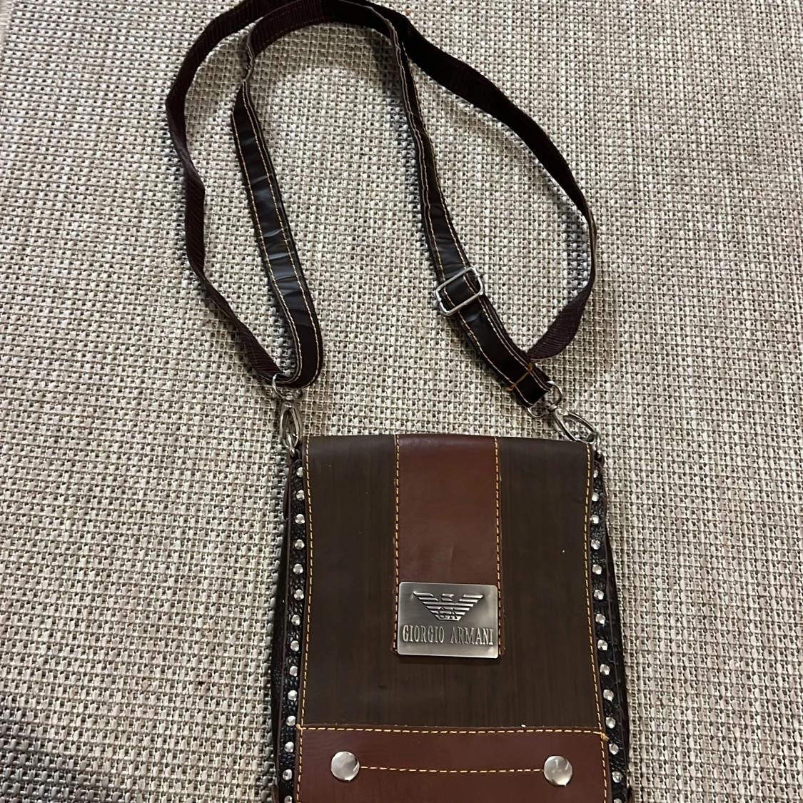 Brun axelväska från Giorgio Armani