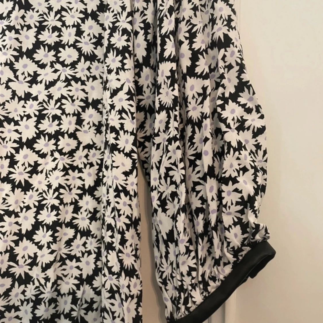 Svart/vit/lila klänning från Zara - 2