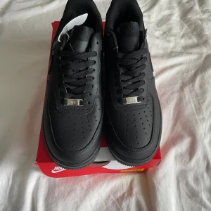 Helt nya air forcce one storlek  42 svarta  - Helt nya air forcce one storlek  42 också helt ny väldig snygga följ gjärna Scandinavia_market