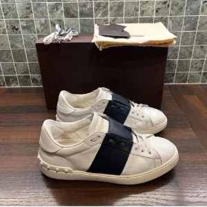 Valentino open sneaker  - - Skick: 7 - Färg: navy blue och vit - Vad ingår: Dustbag & 1 valentino kort OBS: ORGINALBOX INGÅR EJ - Nypris: 7280 - Mitt pris: 2499 - D-effekter: Lagade hälar || Priset är diskuterbart || Perfekt nu inför hösten och vintern🍁⛄️