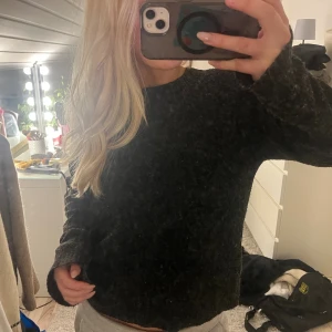 Mörkgrå stickad tröja - Tröja som ej kommer till användning