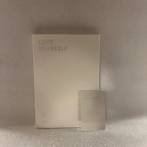 Bts album - Love Yourself: Her (Ver L) skiva och fotobok finns med. Om du vill veta vem som är på photocardet eller har andra frågor är det bara att höra av dig!