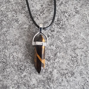 Halsband med tigeröga kristall - Hänge med halsband i läder liknande material samt liten kedjedel. Smyckes storlek: ca 41mm x 13mm  Kedjestorlek: ca 45cm - 50cm Observera att ditt smycke kan skilja sig något från bilderna på grund av naturliga material.🎈Fri frakt❤️