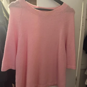 Ljusrosa stickad t shirt - Säljer denna supersnygga ljusrosa stickade t shirten från &Otherstories. Perfekt nu till hösten! 💕💕💕💕 Nypris: 690kr!