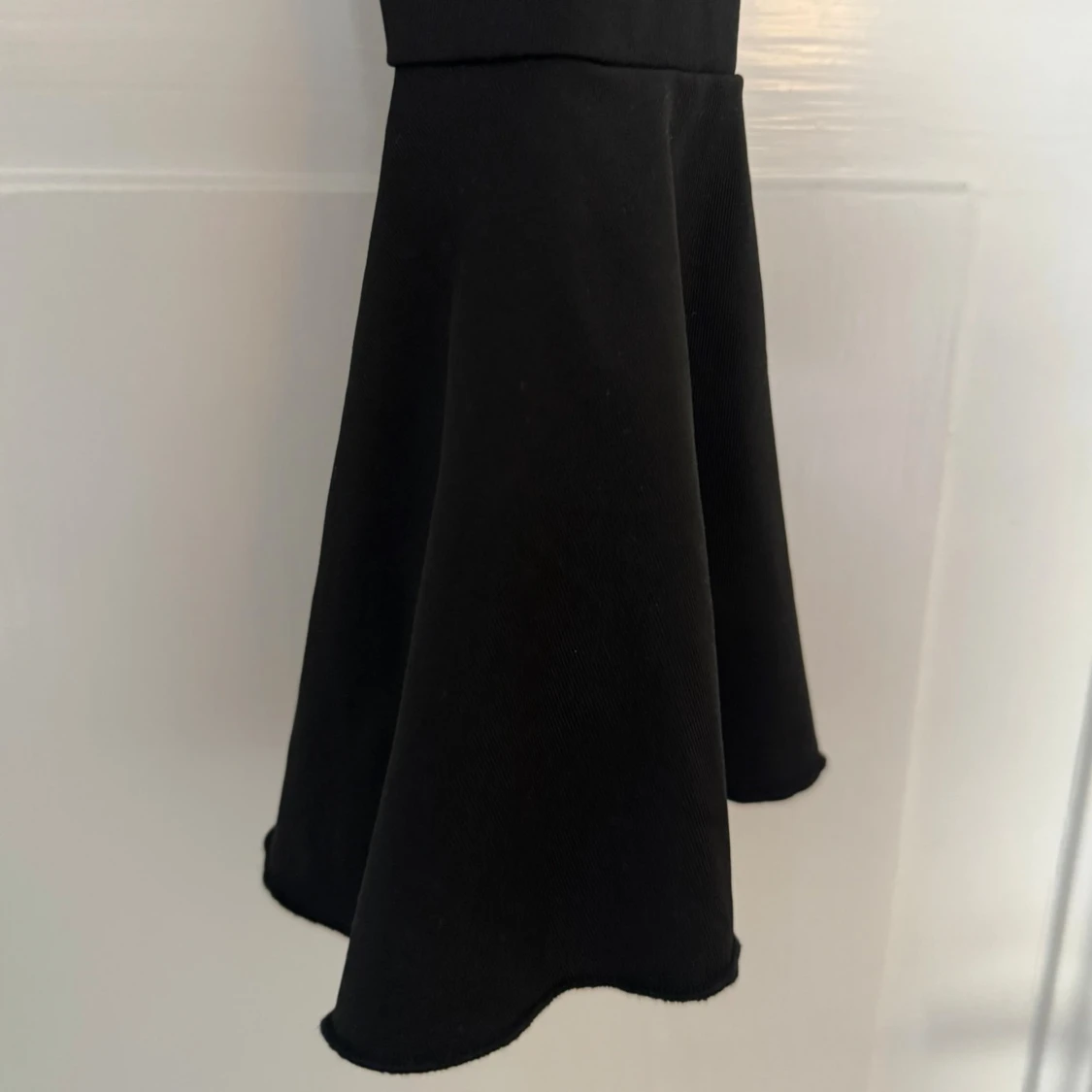 Svart croppad topp med trumpetärmar - 1